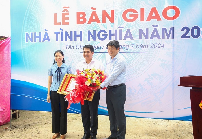 tây ninh tặng bằng khen cho tập đoàn hùng nhơn